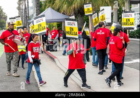 Santa Monica, Kalifornien, USA. 02. Juli 2023. Am ersten Tag eines Streiks, der Dutzende von Hotels in Los Angeles betrifft, plünderten Hotelangestellte vor dem Viceroy Santa Monical. UNITE HERE Local 11 fordert eine Lohnerhöhung von $10 Dollar pro Stunde, um mit den steil steigenden Wohnkosten Schritt zu halten, erschwingliche Familiengesundheitsfürsorge, eine Rente, die es Arbeitnehmern ermöglicht, in würde in den Ruhestand zu gehen, und eine faire und humane Arbeitsbelastung. (Credit Image: © Brian Cahn/ZUMA Press Wire) NUR REDAKTIONELLE VERWENDUNG! Nicht für den kommerziellen GEBRAUCH! Stockfoto