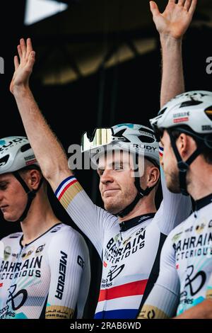 San Sebastian, Spanien. 02. Juli 2023. Foto von Alex Whitehead/SWpix.com - 02/07/2023 - Radfahren - 2023 Tour de France - Bühne 2: Vitoria-Gasteiz nach San Sebastian (208,9km) - Fred Wright von Bahrain siegreich. Kredit: SWpix/Alamy Live News Stockfoto