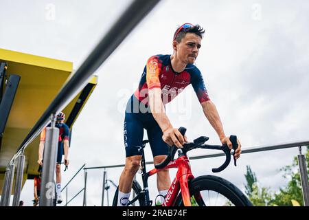 San Sebastian, Spanien. 02. Juli 2023. Foto von Alex Whitehead/SWpix.com - 02/07/2023 - Radfahren - 2023 Tour de France - Etappe 2: Vitoria-Gasteiz nach San Sebastian (208,9km) - Tom Pidcock von INEOS Grenadiers. Kredit: SWpix/Alamy Live News Stockfoto