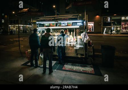 Zwei Männer warten darauf, in Adels berühmter 6. Ave. Serviert zu werden. Halal Food in New York City. Stockfoto