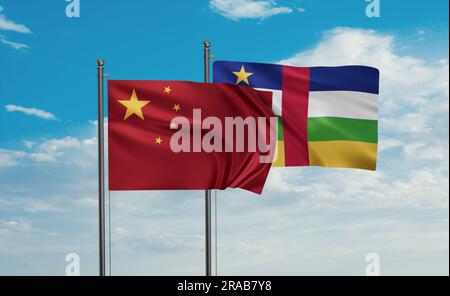 Die Flagge der Zentralafrikanischen Republik und die chinesische Flagge, die zusammen am blauen Himmel schweben, ein Konzept der Zusammenarbeit zwischen zwei Ländern Stockfoto