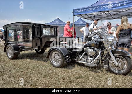 Motorrad Hearse gekoppelt an ein Harley Davidson Motorrad-Dreirad, das für die Beerdigungen von Motorradfahrern zuständig ist. England Großbritannien Stockfoto