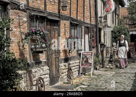 Eingang zum TUDOR World Museum mit kopfsteingepflasterter Gasse aus dem 16. Jahrhundert und Fachwerkhäusern Shrieves House Sheep Street Stratford upon Avon. UK Stockfoto