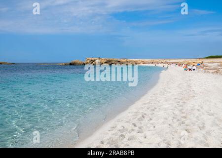 Klares blaues Wasser und wunderschöner Sand von is Arutas Beach an der Westküste von Sardinien, Cabras, Oristano, Sardinien. Stockfoto