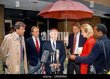 WASHINGTON DC - 26. APRIL 1992 Unabhängiger Präsidentschaftskandidat H. Ross Perot spricht mit den Medien außerhalb des CBS-Studios, nachdem er von Morley Safer in der Sonntagmorgen-Talkshow "Face the Nation" interviewt wurde. Stockfoto