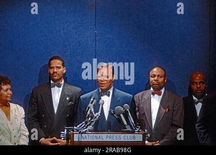 WASHINGTON DC - 14. MÄRZ, 1996 Nation of Islam Minister Louis Farrakhan, der von seinen anwesenden Leibwächtern begleitet wurde, die beim jährlichen Dinner der National Newspaper Publishers Associations, bei dem ihm der Newmaker of the Year Award verliehen wurde, sprachen, sagte, er sei kein Agent Libyens oder einer anderen ausländischen Regierung Stockfoto