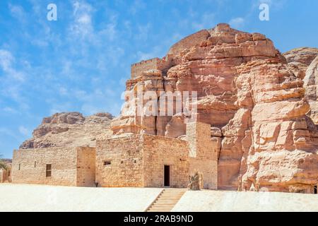 Altstadtstraße Al Ula mit Burgmauern auf dem Hügel, Provinz Medina, Saudi-Arabien Stockfoto