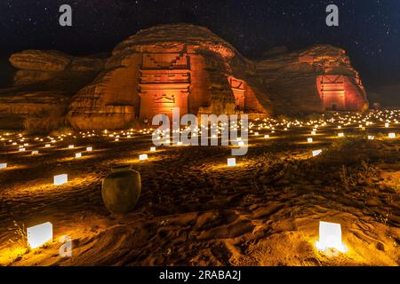 Bewachte antike Gräber der nabatäischen Hegra Mada'in Salih Stadt beleuchtet während der Nacht, Al Ula, Saudi-Arabien Stockfoto