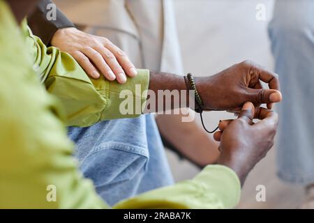 Nahaufnahme eines Psychologen, der den Mann unterstützt, während er über seine Probleme spricht Stockfoto