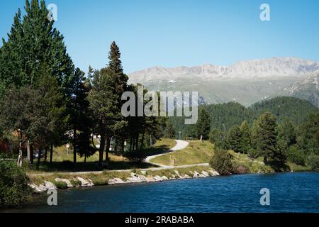 St. Moritz, Schweiz - 25. Juni 2023: Embankmetn im Sommer in Sankt Moritz St. Moritz, Schweizer Alpen auf Deutsch: Sankt Moritz, Italienisch: San Maurizio Stockfoto