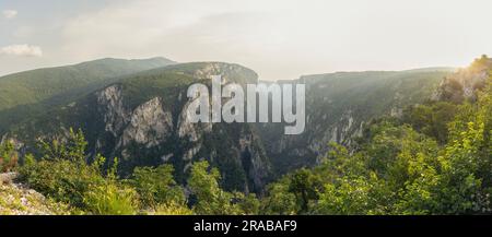 Panoramablick vom Aussichtspunkt Lazarev Canyon in der Nähe von Bor bei Sonnenuntergang Stockfoto