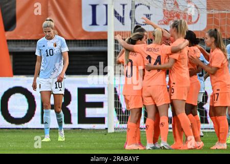 Kerkrade, Niederlande. 02. Juli 2023. Die belgische Justine Vanhaevermaet wirkt deprimiert während eines freundlichen Fußballspiels zwischen der niederländischen und der belgischen Nationalmannschaft The Red Flames am Sonntag, den 02. Juli 2023 in Kerkrade. BELGA FOTO DAVID CATRY Kredit: Belga News Agency/Alamy Live News Stockfoto