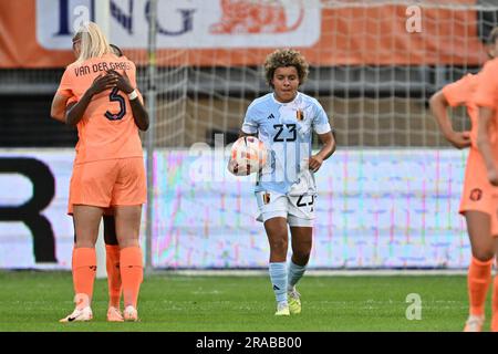 Kerkrade, Niederlande. 02. Juli 2023. Die belgische Kassandra Missipo wirkt deprimiert während eines freundschaftlichen Fußballspiels zwischen der niederländischen und der belgischen Nationalmannschaft The Red Flames am Sonntag, den 02. Juli 2023 in Kerkrade. BELGA FOTO DAVID CATRY Kredit: Belga News Agency/Alamy Live News Stockfoto