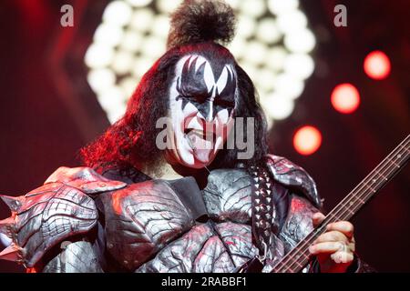 Köln, Deutschland. 02. Juli 2023. Gene Simmons, Sänger und Bassist der US-Band Kiss, ist während eines Konzerts in Köln in der Lanxess Arena auf der Bühne. Im Rahmen ihrer Abschiedstour „End of the Road“ spielt die Band insgesamt vier Konzerte in Deutschland. Kredit: Thomas Banneyer/dpa/Alamy Live News Stockfoto