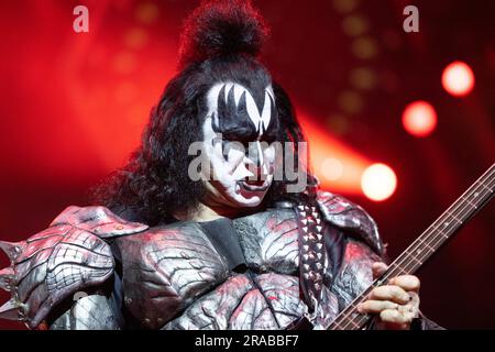 Köln, Deutschland. 02. Juli 2023. Gene Simmons, Sänger und Bassist der US-Band Kiss, ist während eines Konzerts in Köln in der Lanxess Arena auf der Bühne. Im Rahmen ihrer Abschiedstour „End of the Road“ spielt die Band insgesamt vier Konzerte in Deutschland. Kredit: Thomas Banneyer/dpa/Alamy Live News Stockfoto