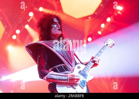 Köln, Deutschland. 02. Juli 2023. Gene Simmons, Sänger und Bassist der US-Band Kiss, ist während eines Konzerts in Köln in der Lanxess Arena auf der Bühne. Im Rahmen ihrer Abschiedstour „End of the Road“ spielt die Band insgesamt vier Konzerte in Deutschland. Kredit: Thomas Banneyer/dpa/Alamy Live News Stockfoto