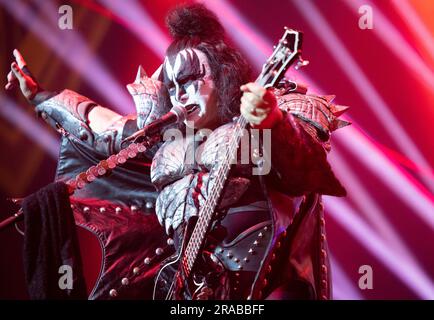 Köln, Deutschland. 02. Juli 2023. Gene Simmons, Sänger und Bassist der US-Band Kiss, ist während eines Konzerts in Köln in der Lanxess Arena auf der Bühne. Im Rahmen ihrer Abschiedstour „End of the Road“ spielt die Band insgesamt vier Konzerte in Deutschland. Kredit: Thomas Banneyer/dpa/Alamy Live News Stockfoto