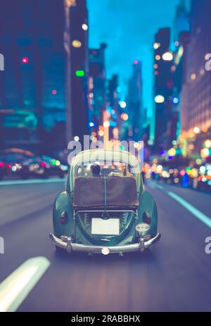 Retro-Oldtimer mit Koffer Gepäck bei Nacht in New York City Stockfoto