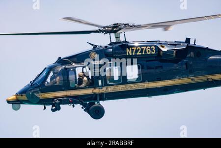 Die Zollbehörde, die einen Verdächtigen aufspürt. Stockfoto