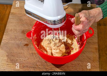 Eine Frau kocht Teig zur Zubereitung von irischem Soda-Brot Stockfoto
