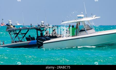 Die Zollbehörde, die einen Verdächtigen aufspürt. Stockfoto