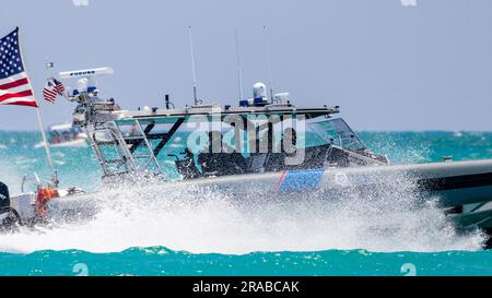 Die Zollbehörde, die einen Verdächtigen aufspürt. Stockfoto