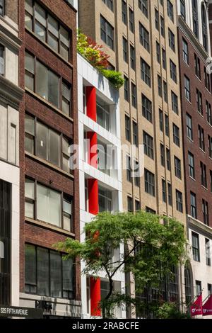 Auf der nördlichen Seite der E. 44. Street befindet sich die Nummer 5, ein farbenfrohes Wohnhaus mit schmalem Wohnbereich, New York City, USA 2023 Stockfoto