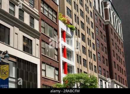 Auf der nördlichen Seite der E. 44. Street befindet sich die Nummer 5, ein farbenfrohes Wohnhaus mit schmalem Wohnbereich, New York City, USA 2023 Stockfoto