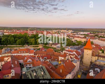 Aus der Vogelperspektive sehen Sie die mittelalterliche Stadt Znojmo, die von einer Stadtmauer umgeben ist, in der Weinregion, die St.-Nicolas-Kirche, die Rotunde, das Schloss und den Renaissance-Platz Stockfoto