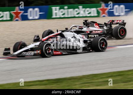 SPIELBERG, Österreich. 2. Juli 2023. Kevin MAGNUSSEN, Haas F1 Team, VF-23, F065 Lok, Team, #21, Nick de VRIES, Scuderia Alpha Tauri, AT04, Honda RBPTF1 at the Red Bull Ring, Oesterreich Ring, Formel 1, ÖSTERREICHISCHER Grand Prix, großer Preis von OESTERREICH, GP d'Autriche, Motorsport, Formel1, gebührenpflichtiges Bild, Copyright © Udo STIEFEL/ATP Images (STIEFEL Udo/ATP/SPP). Guthaben: SPP Sport Press Photo. Alamy Live News Stockfoto