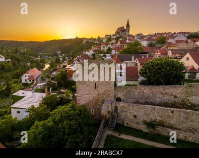 Aus der Vogelperspektive sehen Sie die mittelalterliche Stadt Znojmo, die von einer Stadtmauer umgeben ist, in der Weinregion, die St.-Nicolas-Kirche, die Rotunde, das Schloss und den Renaissance-Platz Stockfoto