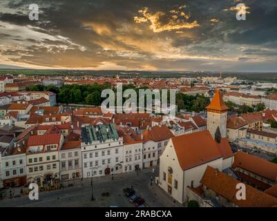 Aus der Vogelperspektive sehen Sie die mittelalterliche Stadt Znojmo, die von einer Stadtmauer umgeben ist, in der Weinregion, die St.-Nicolas-Kirche, die Rotunde, das Schloss und den Renaissance-Platz Stockfoto