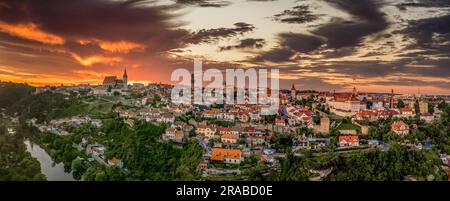 Aus der Vogelperspektive sehen Sie die mittelalterliche Stadt Znojmo, die von einer Stadtmauer umgeben ist, in der Weinregion, die St.-Nicolas-Kirche, die Rotunde, das Schloss und den Renaissance-Platz Stockfoto