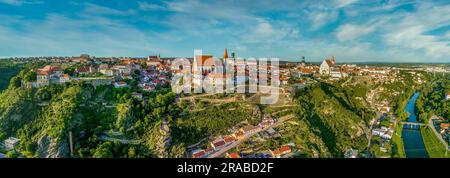 Aus der Vogelperspektive sehen Sie die mittelalterliche Stadt Znojmo, die von einer Stadtmauer umgeben ist, in der Weinregion, die St.-Nicolas-Kirche, die Rotunde, das Schloss und den Renaissance-Platz Stockfoto