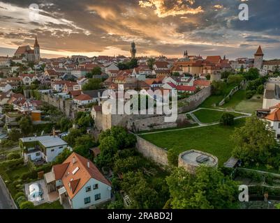 Aus der Vogelperspektive sehen Sie die mittelalterliche Stadt Znojmo, die von einer Stadtmauer umgeben ist, in der Weinregion, die St.-Nicolas-Kirche, die Rotunde, das Schloss und den Renaissance-Platz Stockfoto