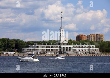 Schnellboote in der Nähe der Northern River Station in Moskau, städtischer Transport im Sommer Russland Stockfoto