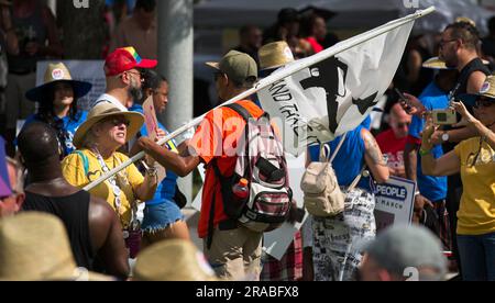 Ft. Lauderdale, Florida, USA. 2. Juli 2023. Eine Frau spricht mit einem Waffenprotektiv auf dem "We the People National march", zu dem auch DER Waffenaktivist DAVID HOGG als Redner gehörte. Der marsch fand am 2. Juni 2023 im Zentrum von Fort Lauderdale, Florida, statt. Die Veranstaltung konzentrierte sich auf die Erosion der Demokratie, die Waffenkontrolle und vor allem in Florida auf die jüngsten Angriffe auf die Freiheiten von Schwulen und Transgender-Menschen. Der Protest wurde von der AIDS Healthcare Foundation zusammen mit über 50 Partnerorganisationen organisiert und fiel mit anderen in verschiedenen US-Städten zusammen. (Kreditbild: © Carl Seibert/ZU Stockfoto