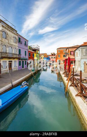 Der Kanal mit bunten Häusern auf der Insel Burano in der Nähe von Venedig, Italien, Europa. Stockfoto