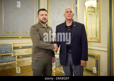 Kiew, Ukraine. 29. Juni 2023. Der ukrainische Präsident Wolodymyr Zelenskyy, Linke, schüttelt dem ehemaligen US-Vizepräsidenten Mike Pence vor Beginn eines bilateralen Treffens im Mariinsky-Palast am 29. Juni 2023 in Kiew, Ukraine, die Hand. Pence kandidiert für die republikanische Präsidentschaftswahl 2024. Kredit: Pool Photo/Pressestelle Des Ukrainischen Präsidenten/Alamy Live News Stockfoto