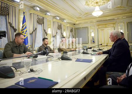 Kiew, Ukraine. 29. Juni 2023. Der ukrainische Präsident Volodymyr Zelenskyy, Left, hält am 29. Juni 2023 im Mariinsky-Palast in Kiew, Ukraine, ein bilaterales Treffen mit dem ehemaligen US-Vizepräsidenten Mike Pence ab. Pence kandidiert für die republikanische Präsidentschaftswahl 2024. Kredit: Pool Photo/Pressestelle Des Ukrainischen Präsidenten/Alamy Live News Stockfoto