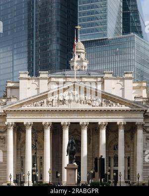 London, Großbritannien - 18. März 2023; die Fassade des Royal Exchange vor modernen Wolkenkratzern aus Glas Stockfoto