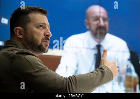 Kiew, Ukraine. 29. Juni 2023. Der ukrainische Präsident Volodymyr Zelenskyy spricht auf der Tagung des Europäischen Rates per Video-Link über den Antrag der Ukraine auf Mitgliedschaft im Mariinsky-Palast am 29. Juni 2023 in Kiew, Ukraine. Kredit: Pool Photo/Pressestelle Des Ukrainischen Präsidenten/Alamy Live News Stockfoto