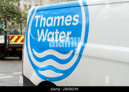 London, Großbritannien - 16. März 2023; blaues und weißes Thames Water Logo an der Seite des Lieferwagens Stockfoto