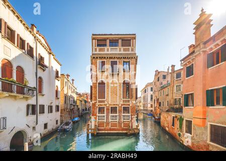 Die Kanäle mit historischen Gebäuden in Venedig, Italien, Europa. Stockfoto