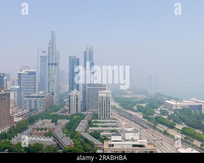 Chicago, Illinois, USA. 28. Juni 2023. Blick auf die Innenstadt von Chicago vom Süden aus, mit dickem Rauchen, der auf Nordwinde aus Kanada weht. Stockfoto