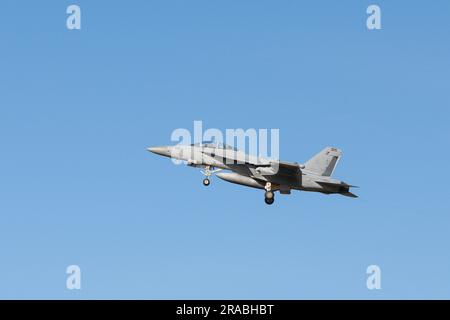 Coupeville, WA, USA - 29. Juni 2023; United States Navy Boeing EA-18G Growler Arcraft isoliert gegen blauen Himmel Stockfoto