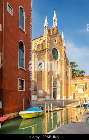 Kanal mit der Basilika Santa Maria Gloriosa dei Frari, Kirche in Venedig, Italien, Europa. Stockfoto