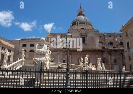 Der Praetorianische Brunnen - Fontana Pretoria - ein monumentaler Brunnen mit der Kuppel von Santa Caterina im Hintergrund Piazza Pretoria, Palermo, Italien Stockfoto