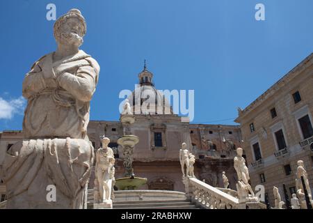 Der Praetorianische Brunnen - Fontana Pretoria - ein monumentaler Brunnen mit der Kuppel von Santa Caterina im Hintergrund Piazza Pretoria, Palermo, Italien Stockfoto