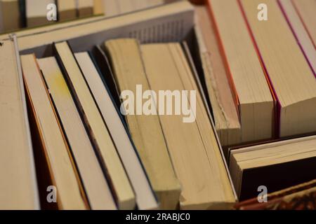 Lesekonzept: Ein Stapel alter Bücher mit aufgebautem Papier Stockfoto